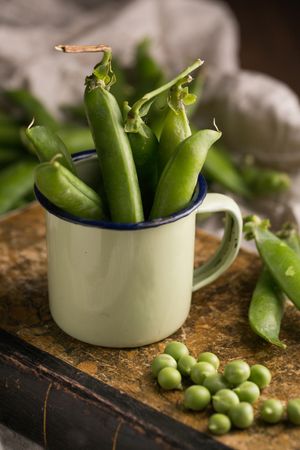 Fresh peas and pea pods