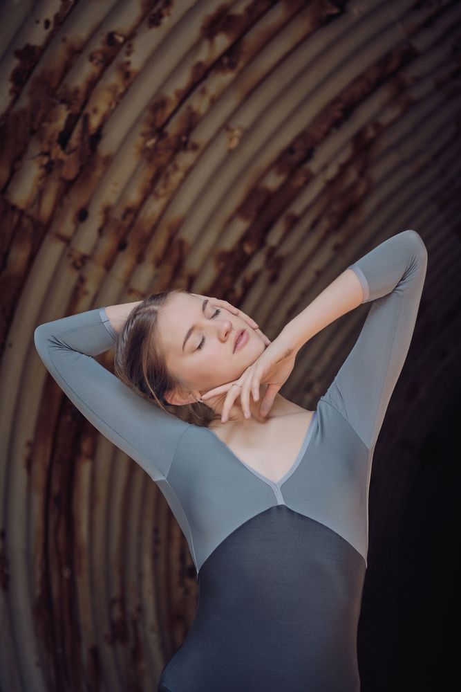Slim ballet dancer in tunnel