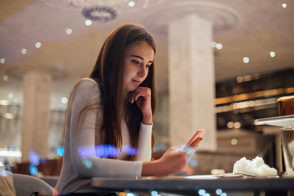 Young woman texting in a cafe