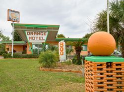Retro “Orange Motel” near Clermont Florida K5wamb