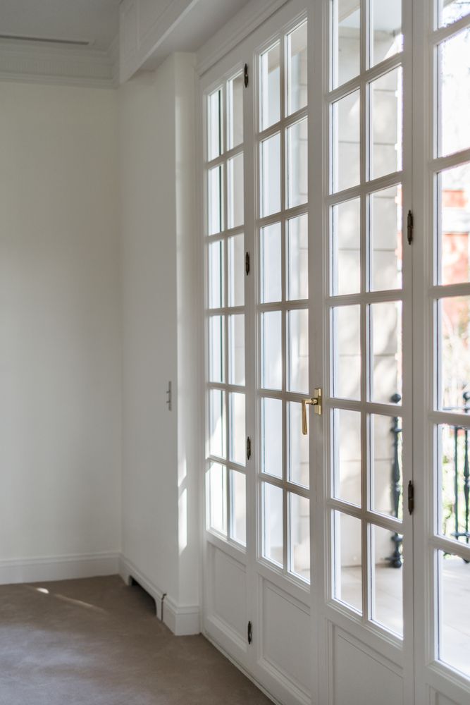 Minimalist balcony door with shiny knob