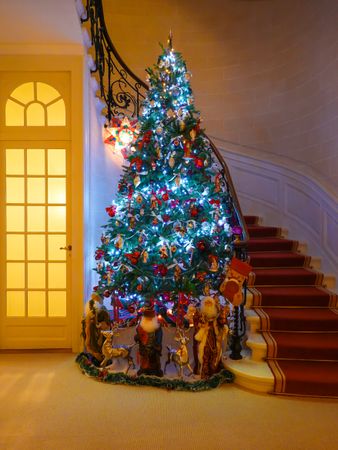 Christmas tree and the three kings in stairwell