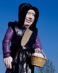 Giant Amish woman statue at the Pennsylvania Dutch Visitors Bureau in Lancaster, Pennsylvania v5l27b
