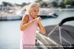 Older woman doing sport in a coastal port 5zygg0