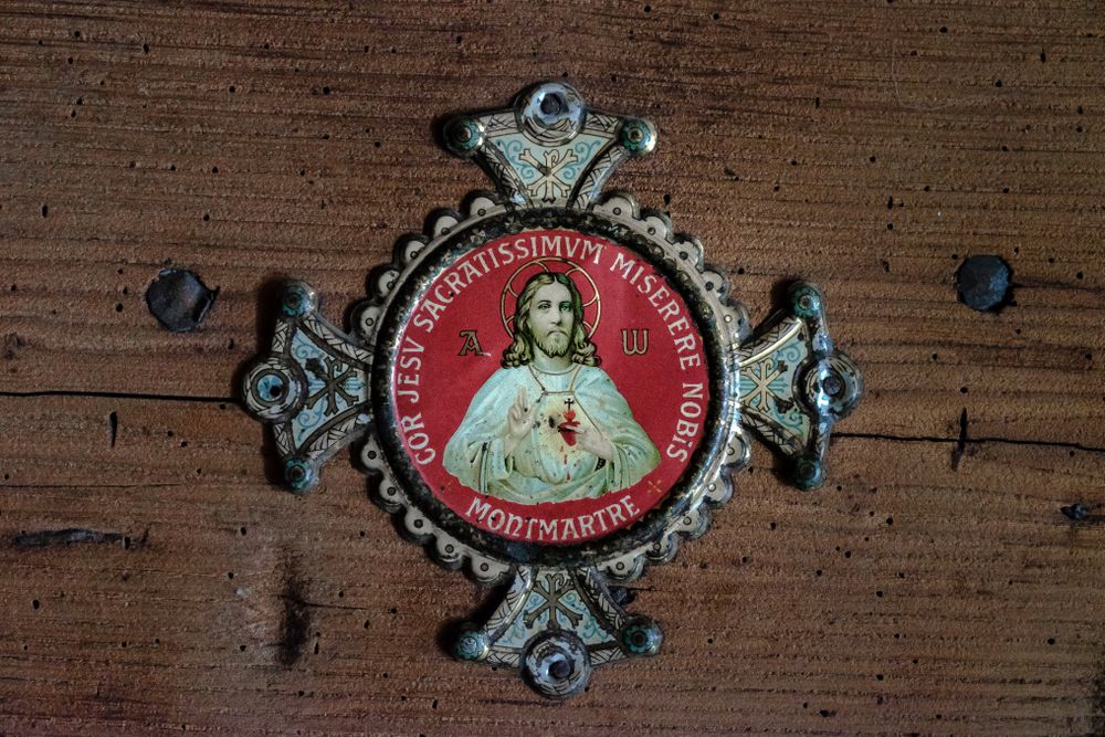 Close up of saints crest