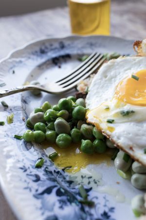 Breakfast with steamed peas and egg on toast