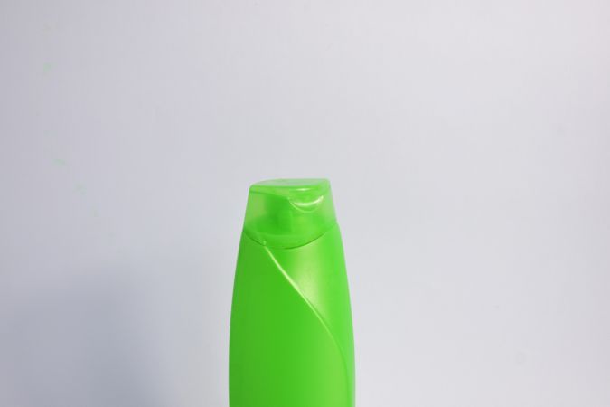Green mockup shampoo bottle with copy space