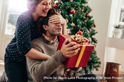 Young couple exchanging Christmas gifts 0V6gxX
