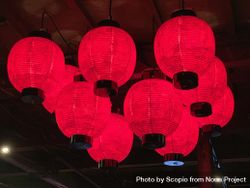 Red lit Lanterns hanging from the ceiling at night in Japan 0gRQ8b