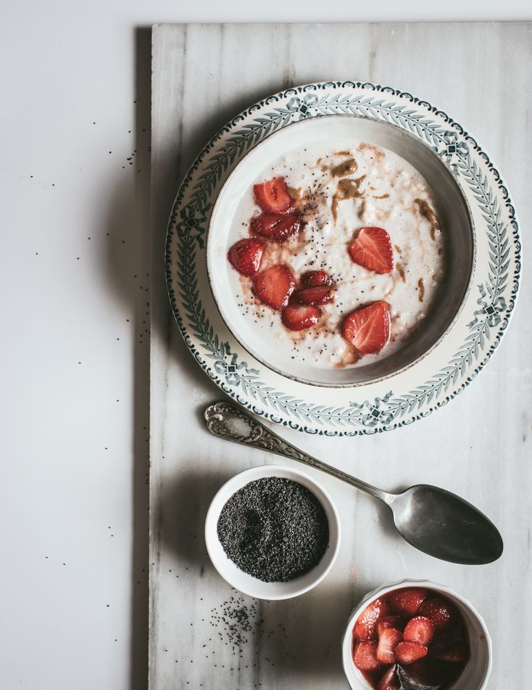 Porridge with strawberries