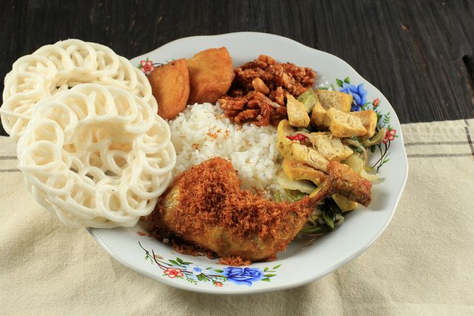 Nasi warteg, Indonesian meal with fried chicken