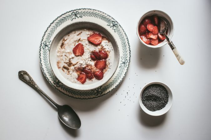Porridge with strawberries