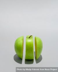 Apple cut in three peaces 4Ne3l5