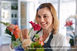 Smiling female florist preparing a bouquet 5XqkV4