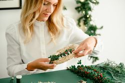 Making christmas wreath at home