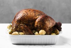 Arrangement with roasted chicken tray