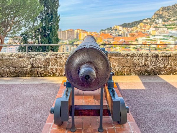 Cannons aimed at Fontvielle
