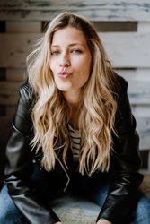 Woman sitting in a wooden bench in cafe