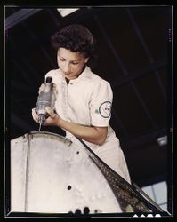 Corpus Christi, TX, USA - 1943: Oyida Peaks riveting as part of her training to become a mechanic 5rZyl5