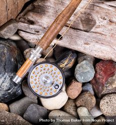 Vintage fly fishing outfit on rocks and wood 0y1Bq0