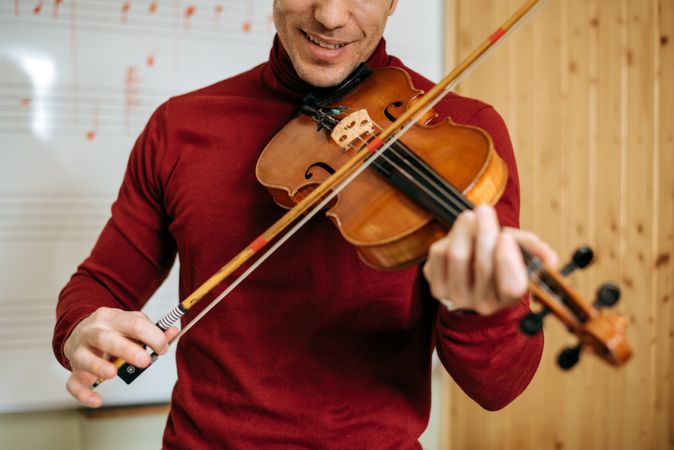 Man playing violin in studio
