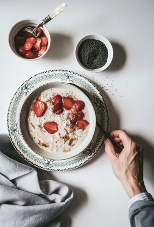Porridge with strawberries