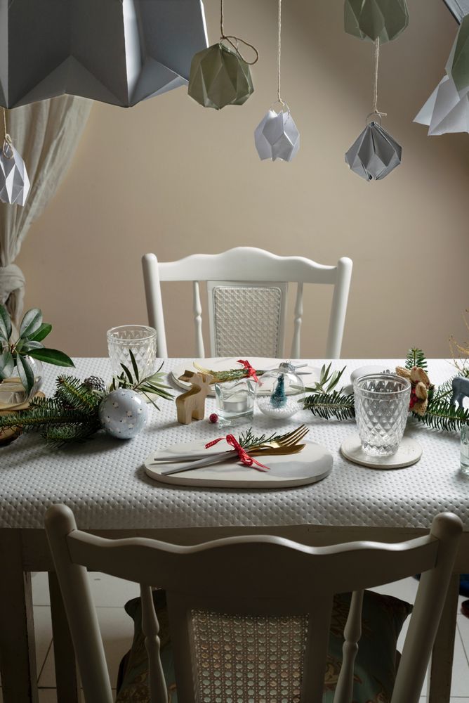 Table set gold at Christmas