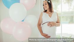 Pregnant woman at baby shower 5oDQz9