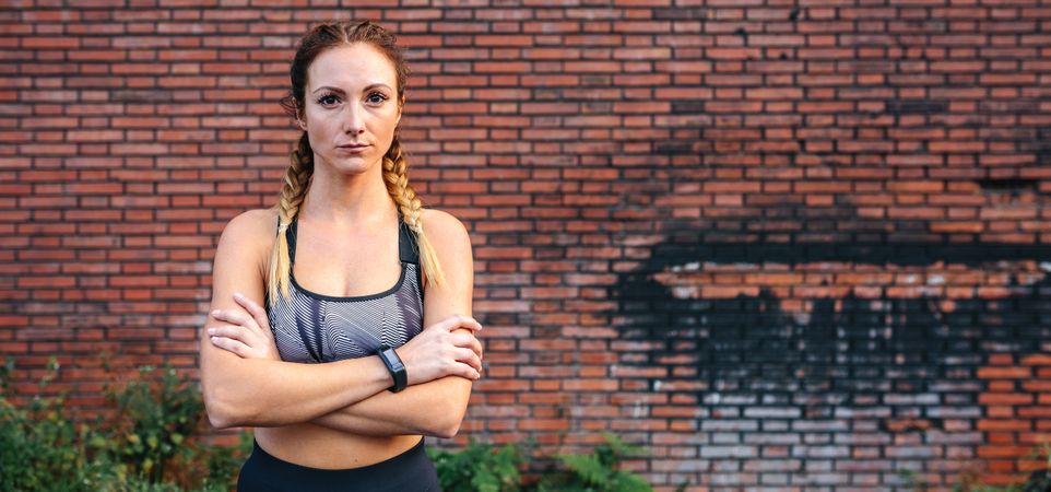 Sportswoman with crossed arms posing