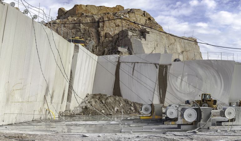 Block and heavy machinery in quarry