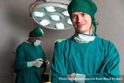 Male surgeon in operating theater wearing scrubs 4AddW5