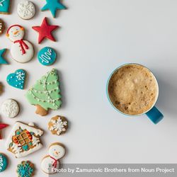 Pattern of Christmas cookies and red berries with coffee cup 0ywoa4