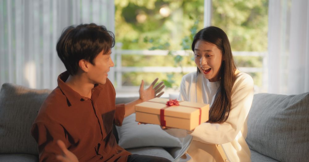 Boyfriend Asks His South Korean Partner to Close Her Eyes and Gifts a Beautiful Gift Box to Her.