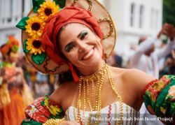 London, England, United Kingdom - August 28, 2022: Woman in sunflower headdresss 5nyOm0
