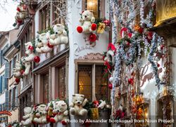 Outdoor Christmas decorations with teddy bears in Strasbourg, France 4ZGL9b