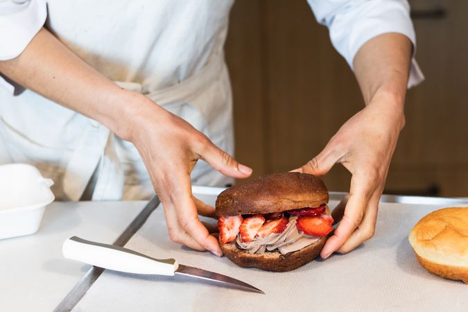 Crop cook with sponge cake