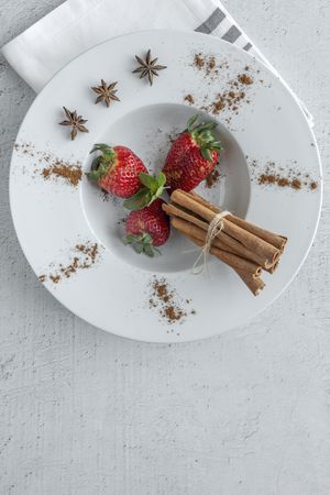 Strawberries with cinnamon and mint