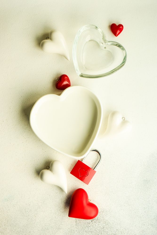 Two heart shaped plates with red padlock
