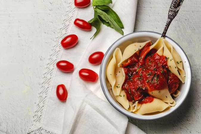 Big pasta shells cooked with tomato sauce