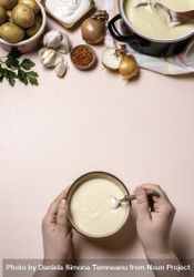 Woman hands eating cream soup 41ygg4