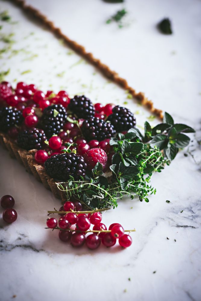 Lime pie with berries