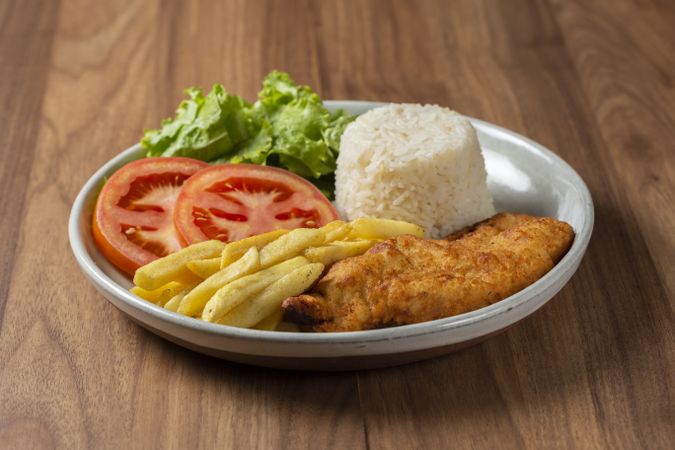 Executive dish with breaded fillet, rice, beans and salad.