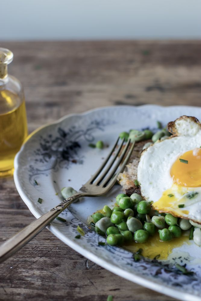 Delicious breakfast meal with steamed peas and egg