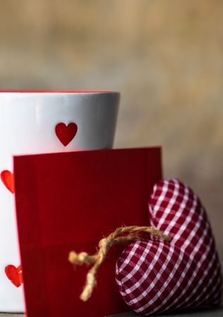 Mug with dotted red hearts and felt heart ornament