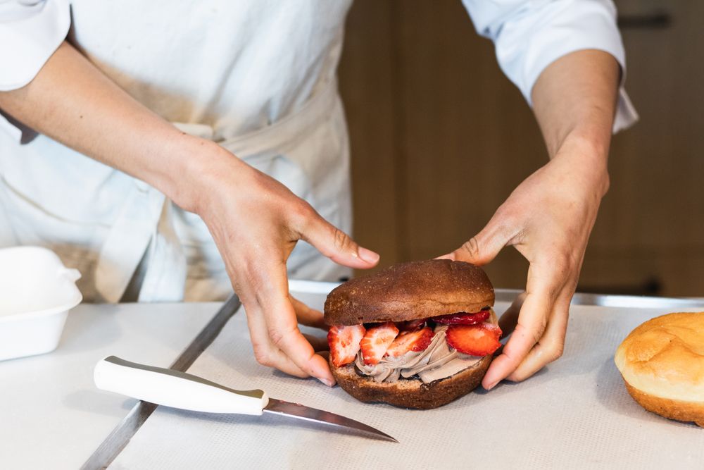 Crop cook with sponge cake