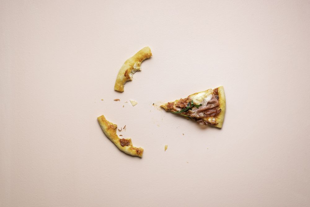 Last pice of ham pizza nd crust leftovers