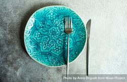 Minimalistic table setting with plate and cutlery 4BaMYk
