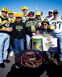 "Cheesehead" fans of the Green Bay Packers, Wisconsin 0v37g5