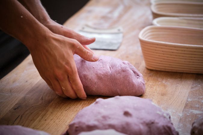 Photo detail of a baker's hands working the bread dough