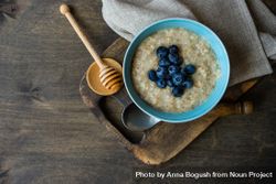Traditional oatmeal breakfast with blueberries 4mW6wd